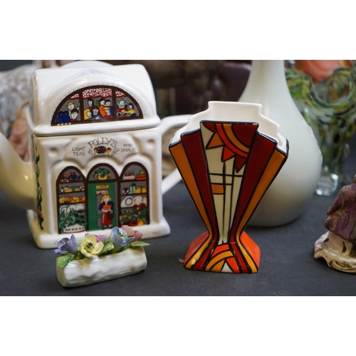 533 - A box of mixed collectables to include Beswick ceramics, an Art Deco powder compact and a selection ... 