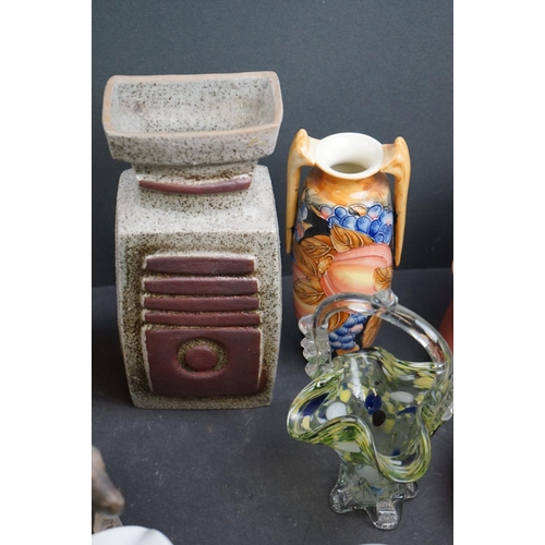 533 - A box of mixed collectables to include Beswick ceramics, an Art Deco powder compact and a selection ... 