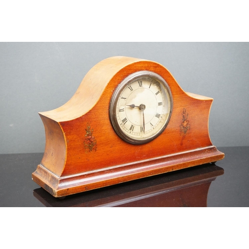 550 - A vintage wooden cased mantle clock.