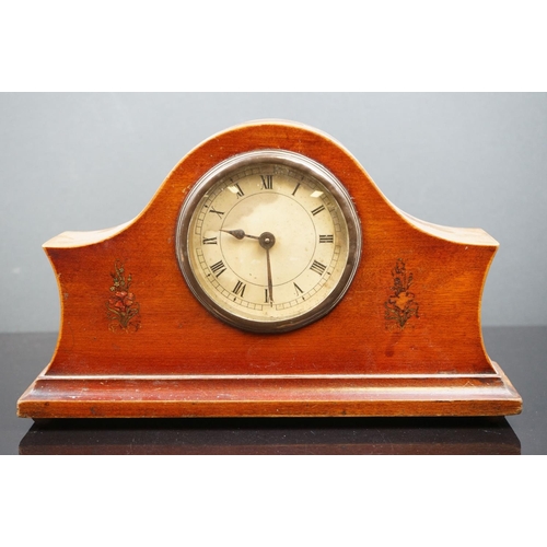 550 - A vintage wooden cased mantle clock.