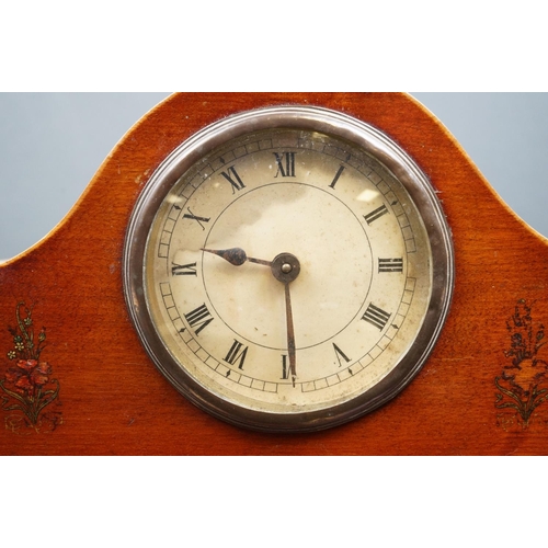 550 - A vintage wooden cased mantle clock.