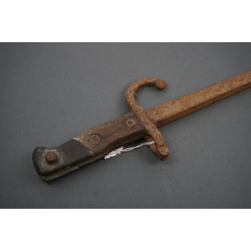 551 - A large lidded copper bucket together with a world war one bayonet.