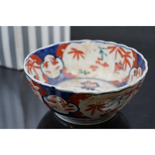 578 - A group of mixed collectables to include an Imari bowl, a skull belt buckle and a fascinator.