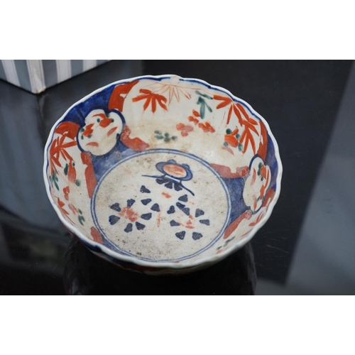 578 - A group of mixed collectables to include an Imari bowl, a skull belt buckle and a fascinator.