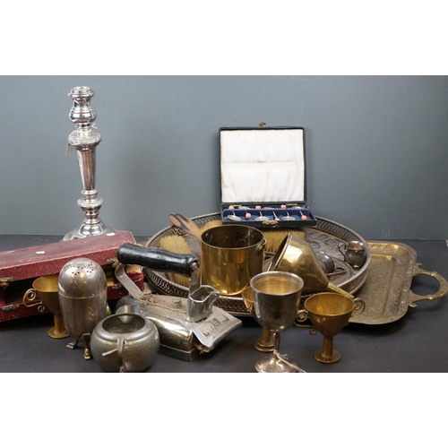 606 - A box of mixed collectables to include silver plate, pewter and brass ware.