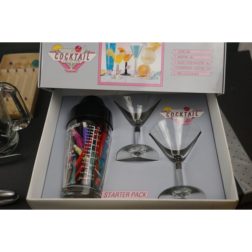 611 - Collection of bar accessories, to include cocktail set, cocktail shaker, corkscrews etc