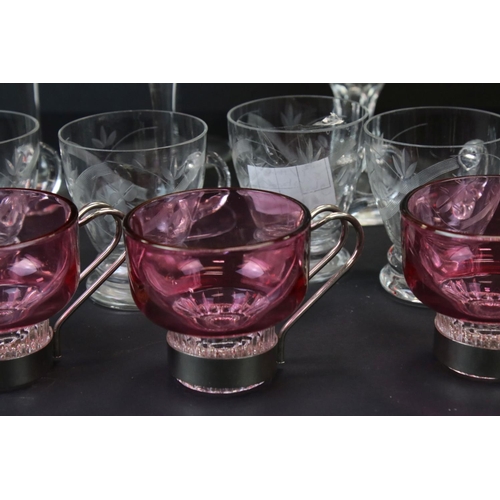 673 - A box of mixed glass ware to include cranberry glass custard cups, champagne flutes and brandy glass... 