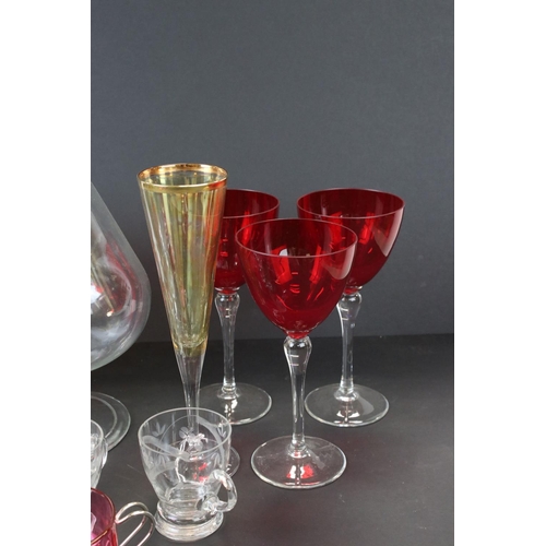 673 - A box of mixed glass ware to include cranberry glass custard cups, champagne flutes and brandy glass... 