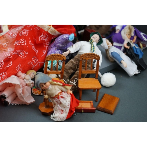 627 - Box of dolls & dolls house furniture