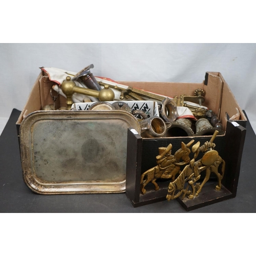 630 - A box of mixed collectables to include a quantity of silver plate and brass ware.