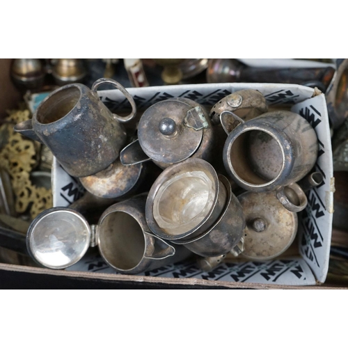 630 - A box of mixed collectables to include a quantity of silver plate and brass ware.