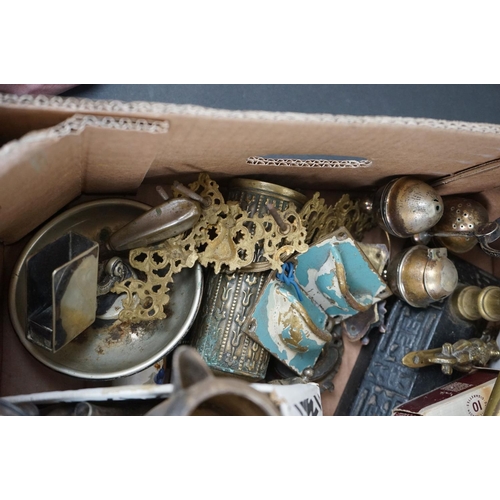 630 - A box of mixed collectables to include a quantity of silver plate and brass ware.