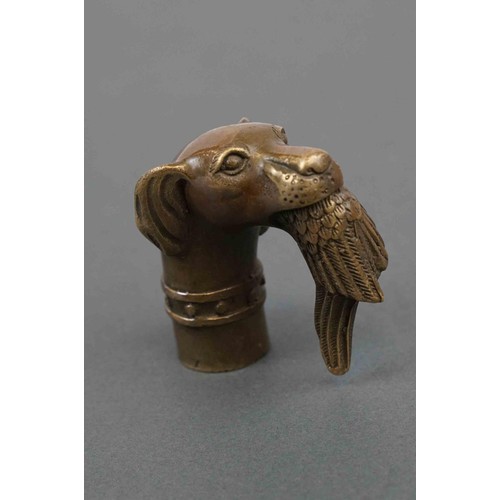 335 - A walking stick handle in the form of a gun dog with gamebird in its mouth.