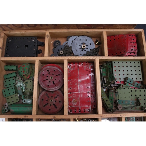 177 - Quantity of vintage Meccano contained in wooden box, with 4 x fitted trays with various parts, acces... 