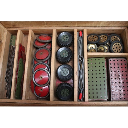 177 - Quantity of vintage Meccano contained in wooden box, with 4 x fitted trays with various parts, acces... 