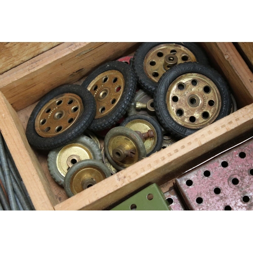 177 - Quantity of vintage Meccano contained in wooden box, with 4 x fitted trays with various parts, acces... 