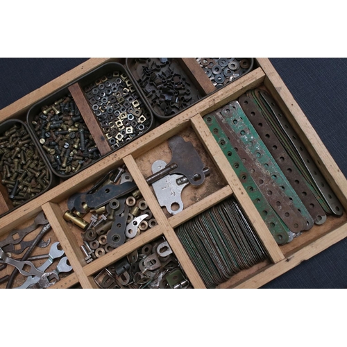 177 - Quantity of vintage Meccano contained in wooden box, with 4 x fitted trays with various parts, acces... 