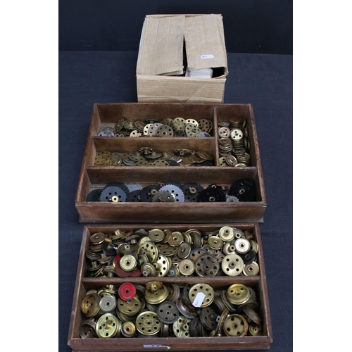 178 - Group of mid 20th century Meccano accessories, mainly brass pullies, in two trays, together with a b... 