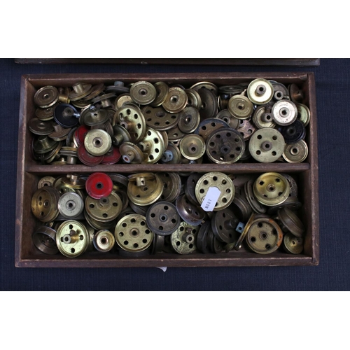 178 - Group of mid 20th century Meccano accessories, mainly brass pullies, in two trays, together with a b... 