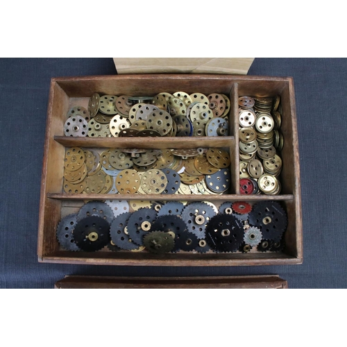 178 - Group of mid 20th century Meccano accessories, mainly brass pullies, in two trays, together with a b... 