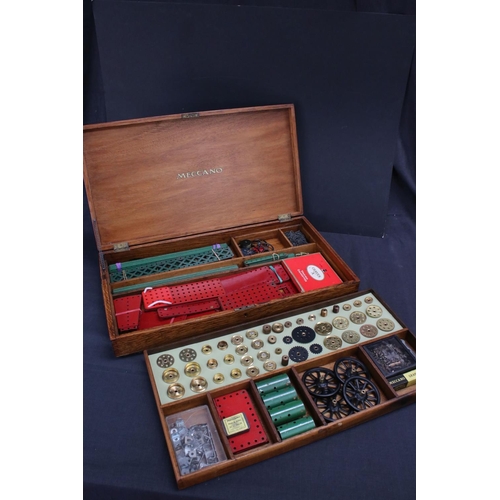 179 - Original early to mid 20th century Meccano wooden box with good quantity of contents, in fair/vg con... 