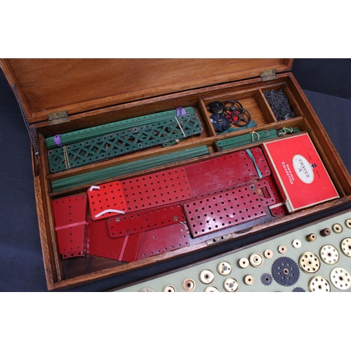 179 - Original early to mid 20th century Meccano wooden box with good quantity of contents, in fair/vg con... 