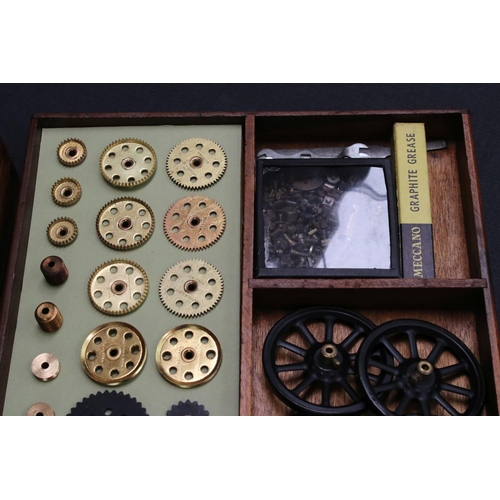 179 - Original early to mid 20th century Meccano wooden box with good quantity of contents, in fair/vg con... 