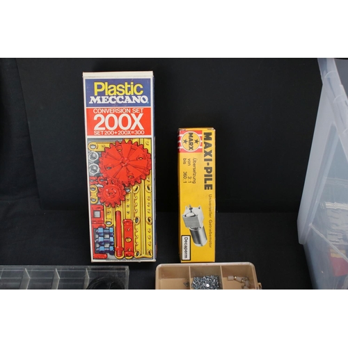 210 - Quantity of various construction accessories, Meccano, Marx, Blick etc, to include 4 Servo Controlle... 