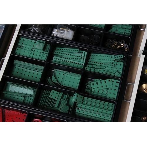 209 - Bisley 15 drawer cabinet containing various small Marklin and construction accessories,l screws, pul... 