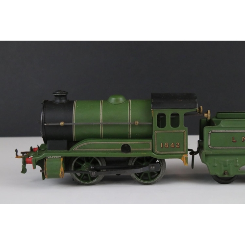 123a - Two Hornby O gauge locomotives to include 0-4-0 1842 locomotive in green and 0-4-0 5600 in maroon li... 