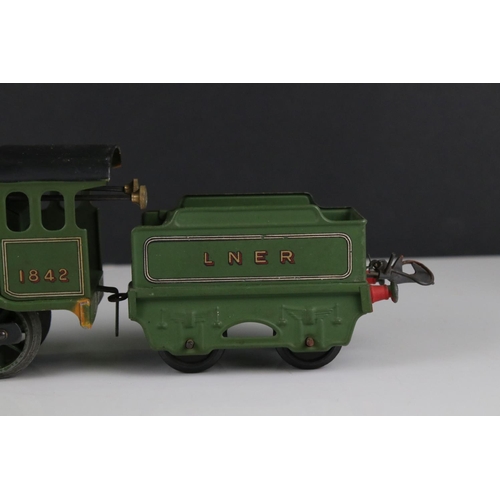 123a - Two Hornby O gauge locomotives to include 0-4-0 1842 locomotive in green and 0-4-0 5600 in maroon li... 