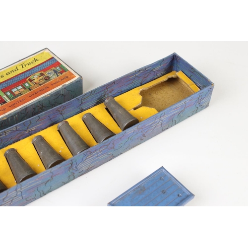 127a - Two boxed Hornby Series Railway Accessories sets to include No 1 Miniature Luggage & Truck and NO 2 ... 