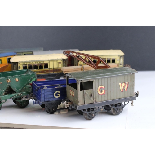 164 - 14 Hornby O gauge items of rolling stock to include Snow Plough, Meccano wagon, coaches, Crawfords B... 