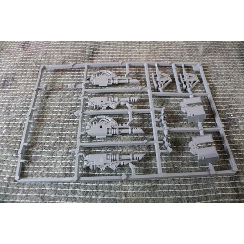 291 - Large collection of Games Workshop Warhammer and Warhammer 40K plastic and metal models to include C... 