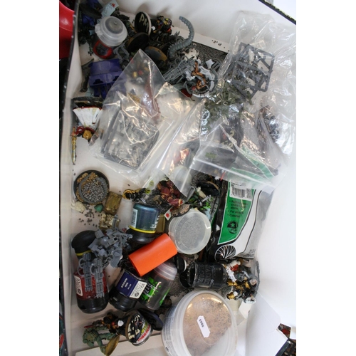 291 - Large collection of Games Workshop Warhammer and Warhammer 40K plastic and metal models to include C... 