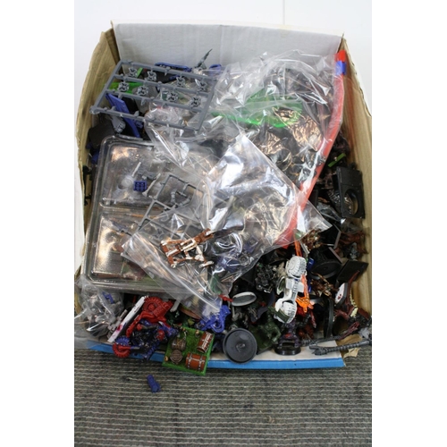 291 - Large collection of Games Workshop Warhammer and Warhammer 40K plastic and metal models to include C... 