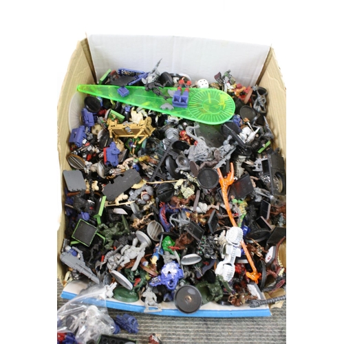 291 - Large collection of Games Workshop Warhammer and Warhammer 40K plastic and metal models to include C... 