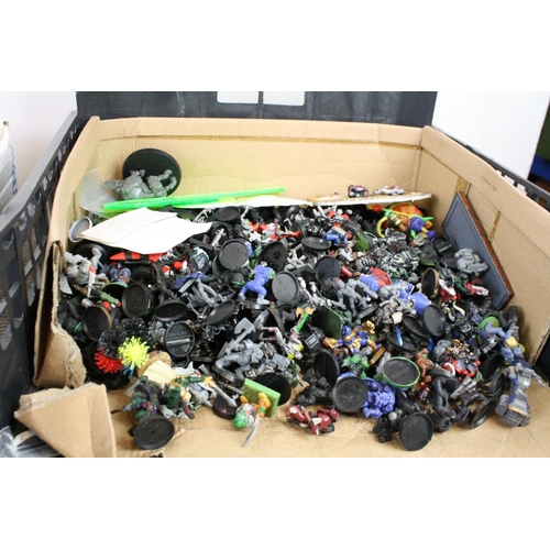 291 - Large collection of Games Workshop Warhammer and Warhammer 40K plastic and metal models to include C... 