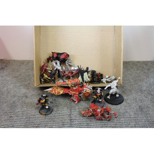 291 - Large collection of Games Workshop Warhammer and Warhammer 40K plastic and metal models to include C... 