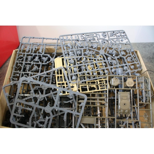 291 - Large collection of Games Workshop Warhammer and Warhammer 40K plastic and metal models to include C... 