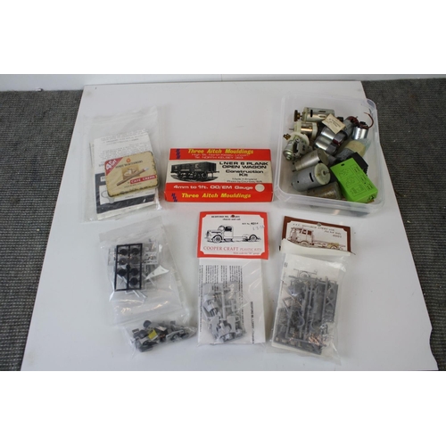 165a - Quantity of model railway and engine accessories to include unopened Slaters, Phoenix Cooper Craft, ... 