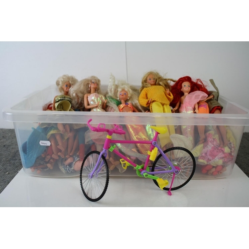 298 - Collection of 45+ dolls, to include several Barbie 1980s examples, Disney Mermaid, Hasbro, Palitoy e... 