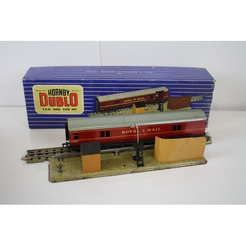 41a - 27 Boxed Hornby Dublo accessories to include D1 Girder Bridge, TPO Mail Van Set, various rolling sto... 