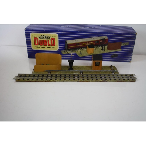 41a - 27 Boxed Hornby Dublo accessories to include D1 Girder Bridge, TPO Mail Van Set, various rolling sto... 