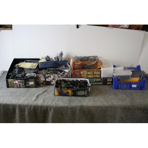 290 - Five boxed Games Workshop Warhammer and Warhammer 40K plastic model kits, both built and unbuilt to ... 