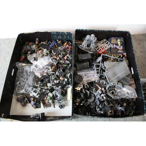 290 - Five boxed Games Workshop Warhammer and Warhammer 40K plastic model kits, both built and unbuilt to ... 