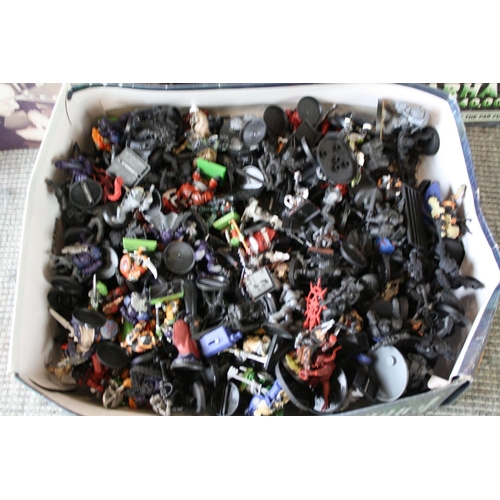 290 - Five boxed Games Workshop Warhammer and Warhammer 40K plastic model kits, both built and unbuilt to ... 