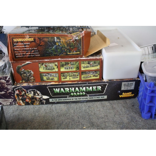 290 - Five boxed Games Workshop Warhammer and Warhammer 40K plastic model kits, both built and unbuilt to ... 