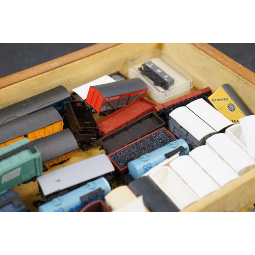 11 - 50 N gauge items of rolling stock to include Grafar, Peco, and Atlas, featuring trucks, wagons and t... 