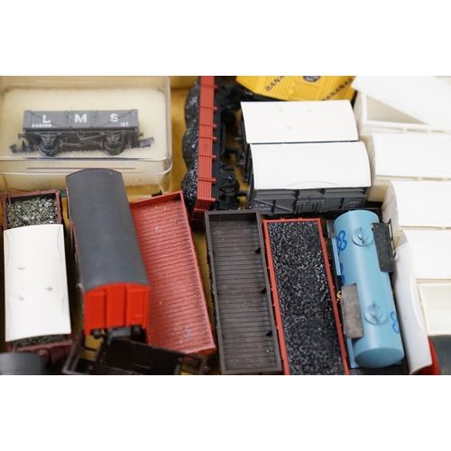 11 - 50 N gauge items of rolling stock to include Grafar, Peco, and Atlas, featuring trucks, wagons and t... 